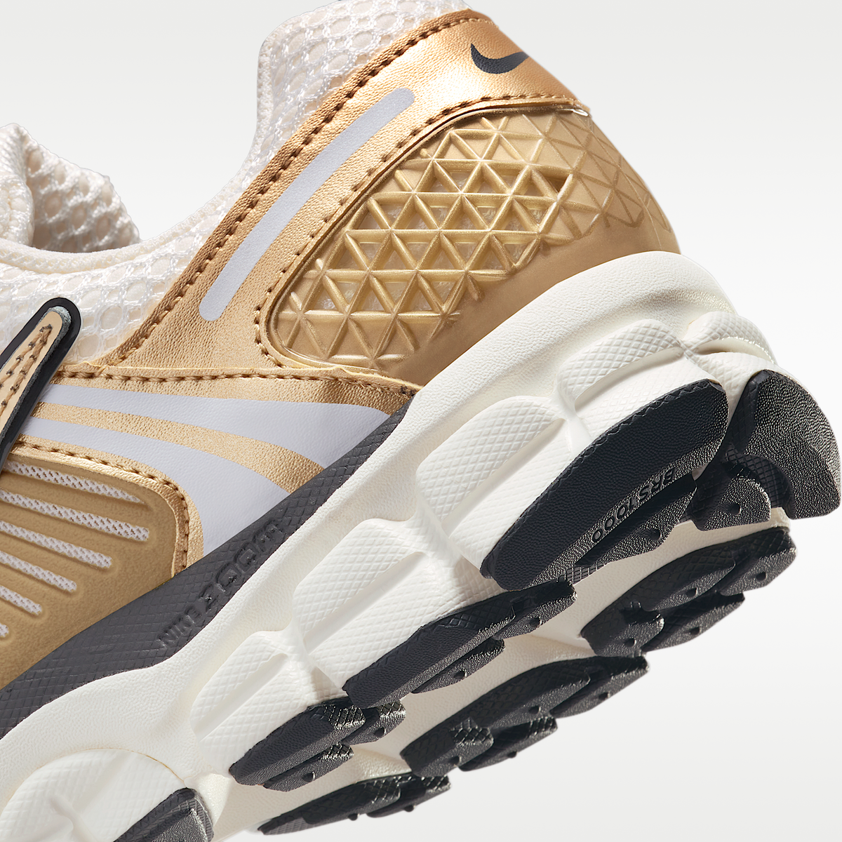 Wmns Zoom Vomero 5 Metallic Gold